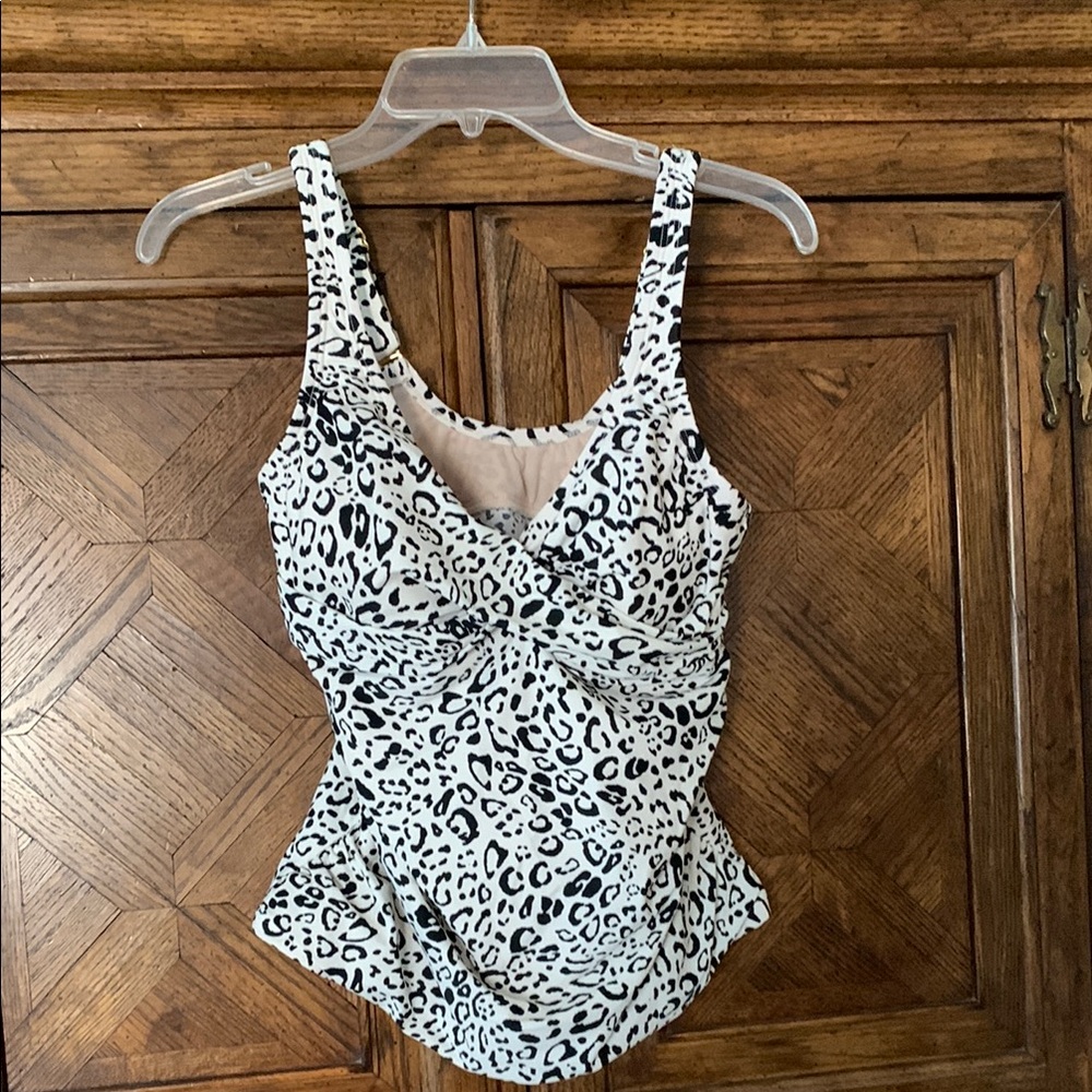 NWT Kona Sol Black and White Leopard Print takini swim top.